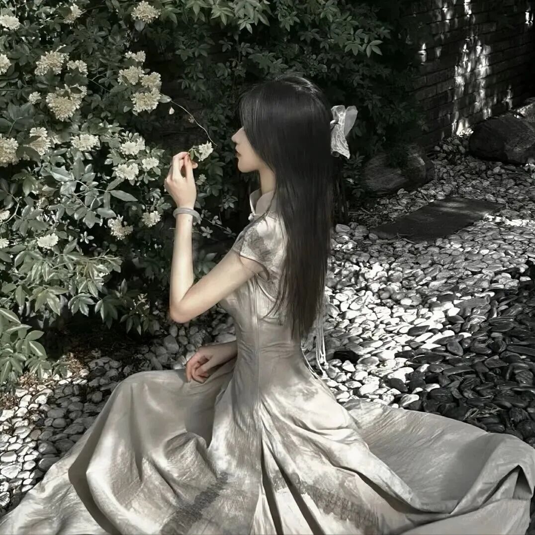 温柔侧脸女生头像