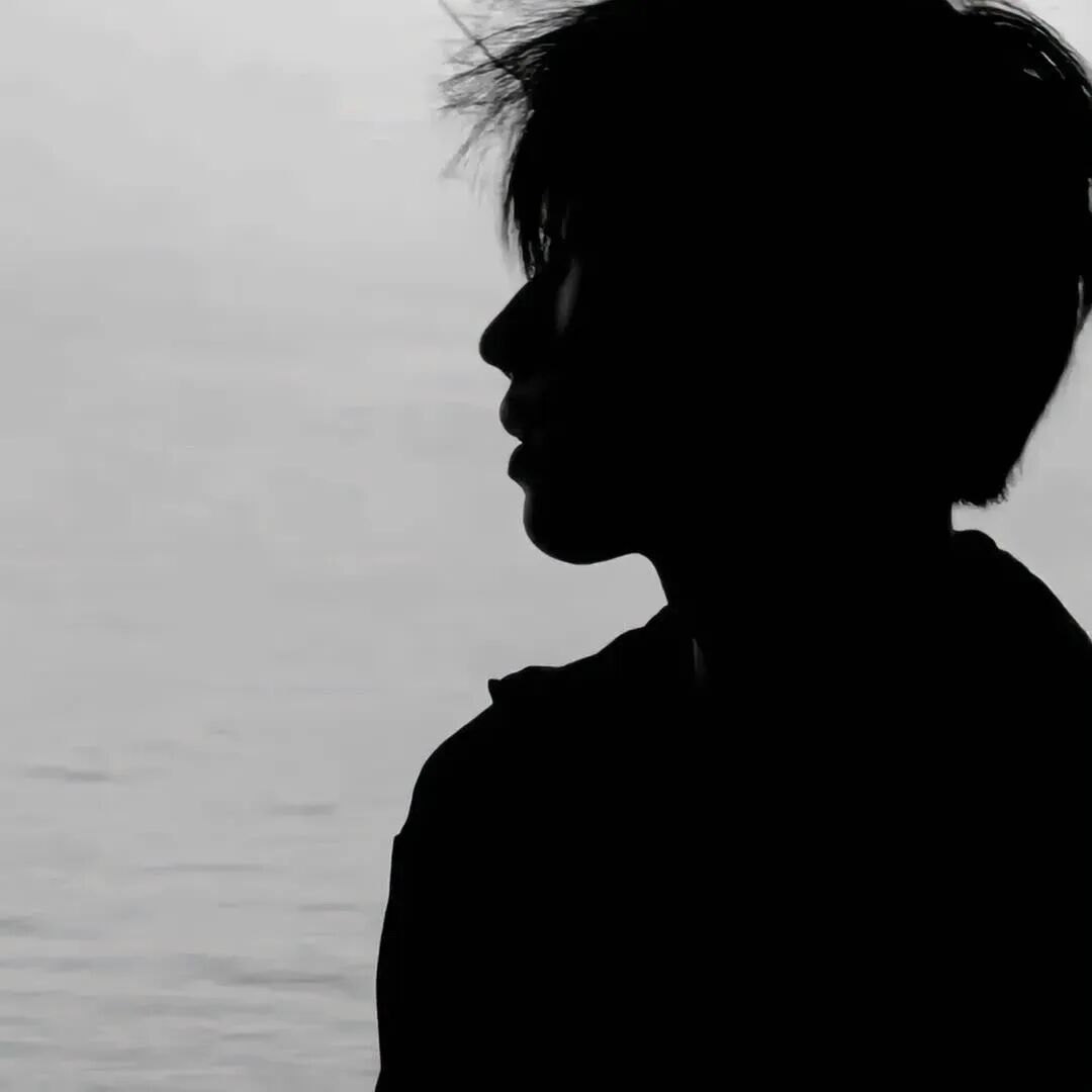 氛围感黑白不露脸男生头像