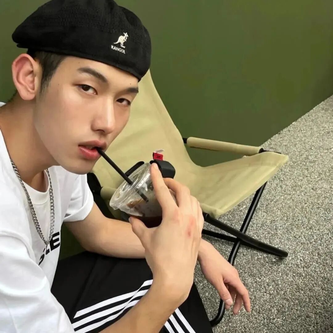 酷酷侧脸男生头像