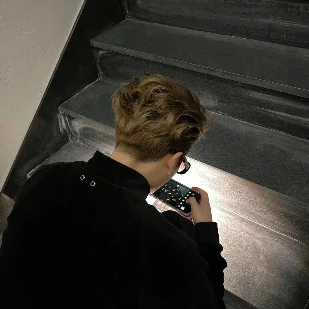 王嘉尔头像不露脸男生头像