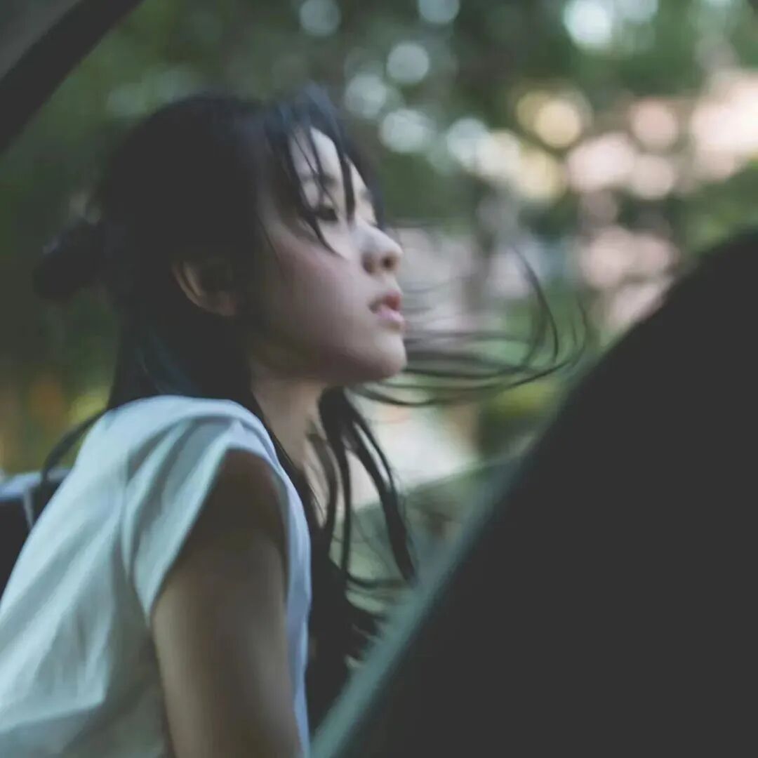 小清新车内侧脸女生头像