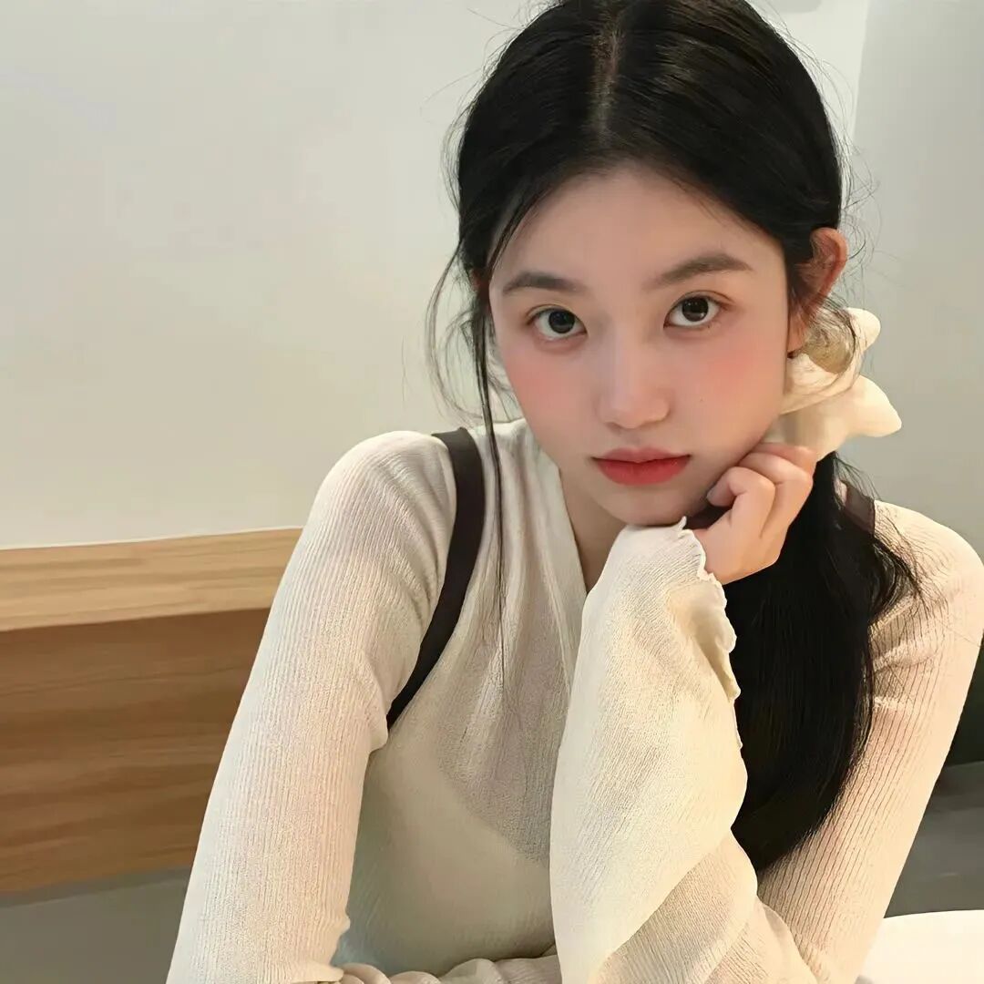 手扶脸温柔女生头像