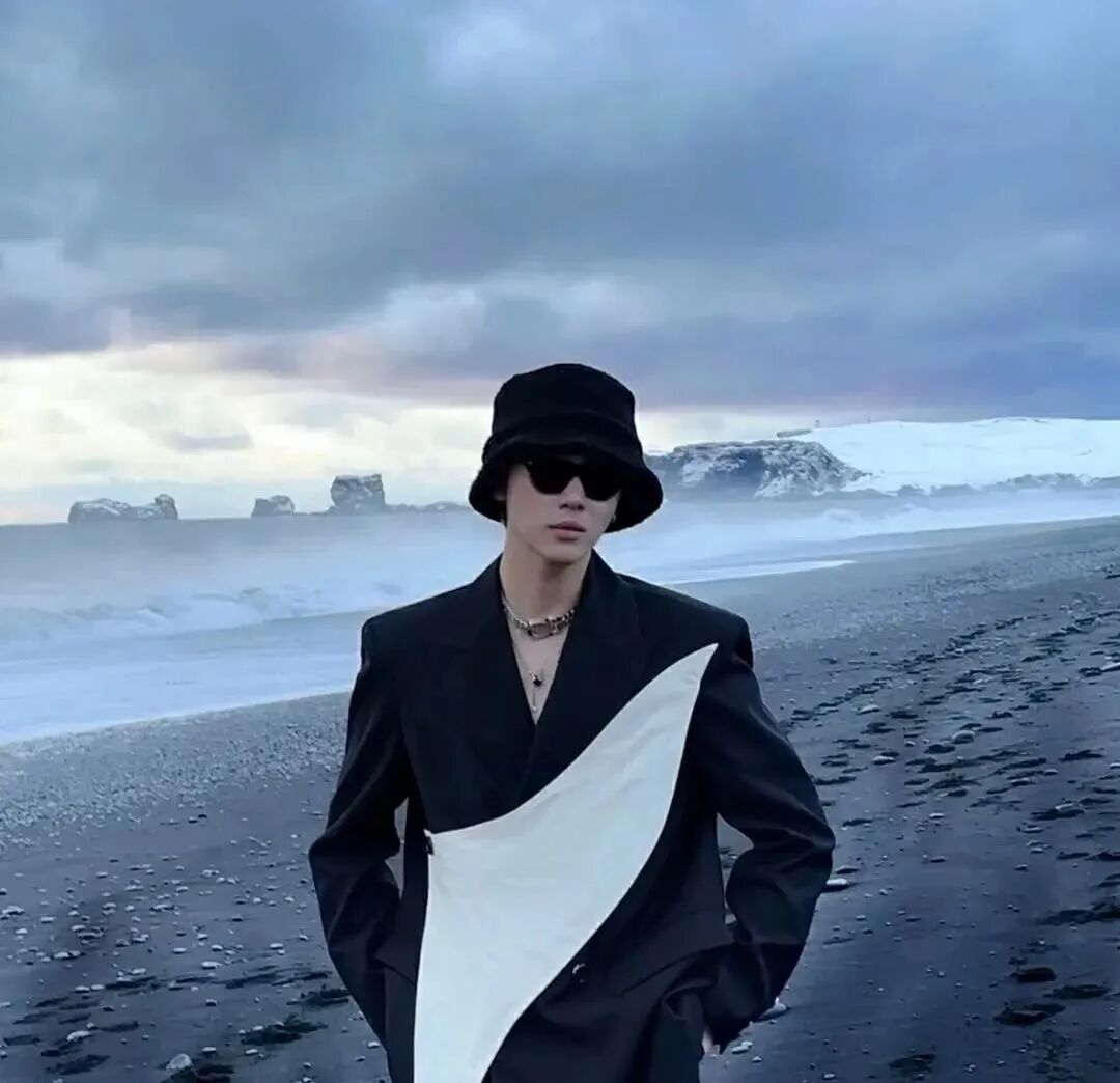 酷酷墨镜海边男生头像