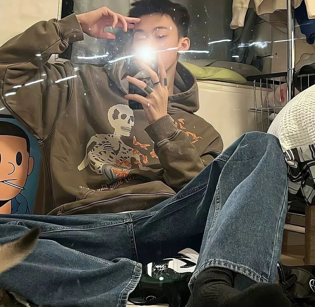 小众酷酷自拍手机男生头像