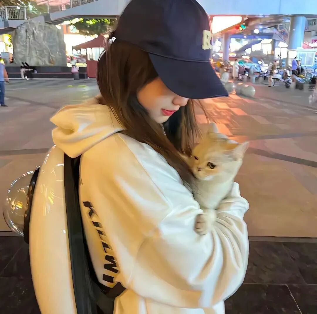 抱着猫咪侧脸女生头像