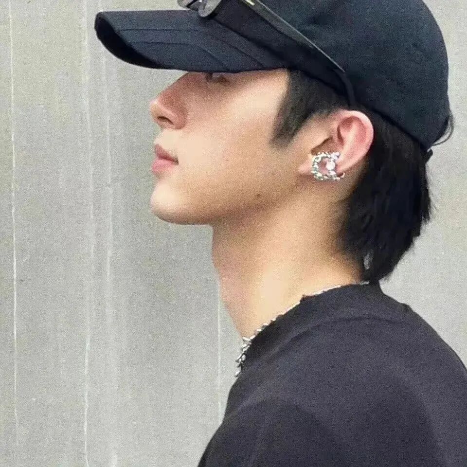 休闲帽侧脸男生头像