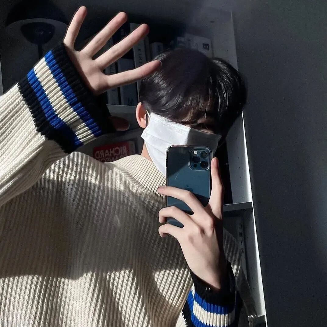 自拍手机不露脸口罩男生头像
