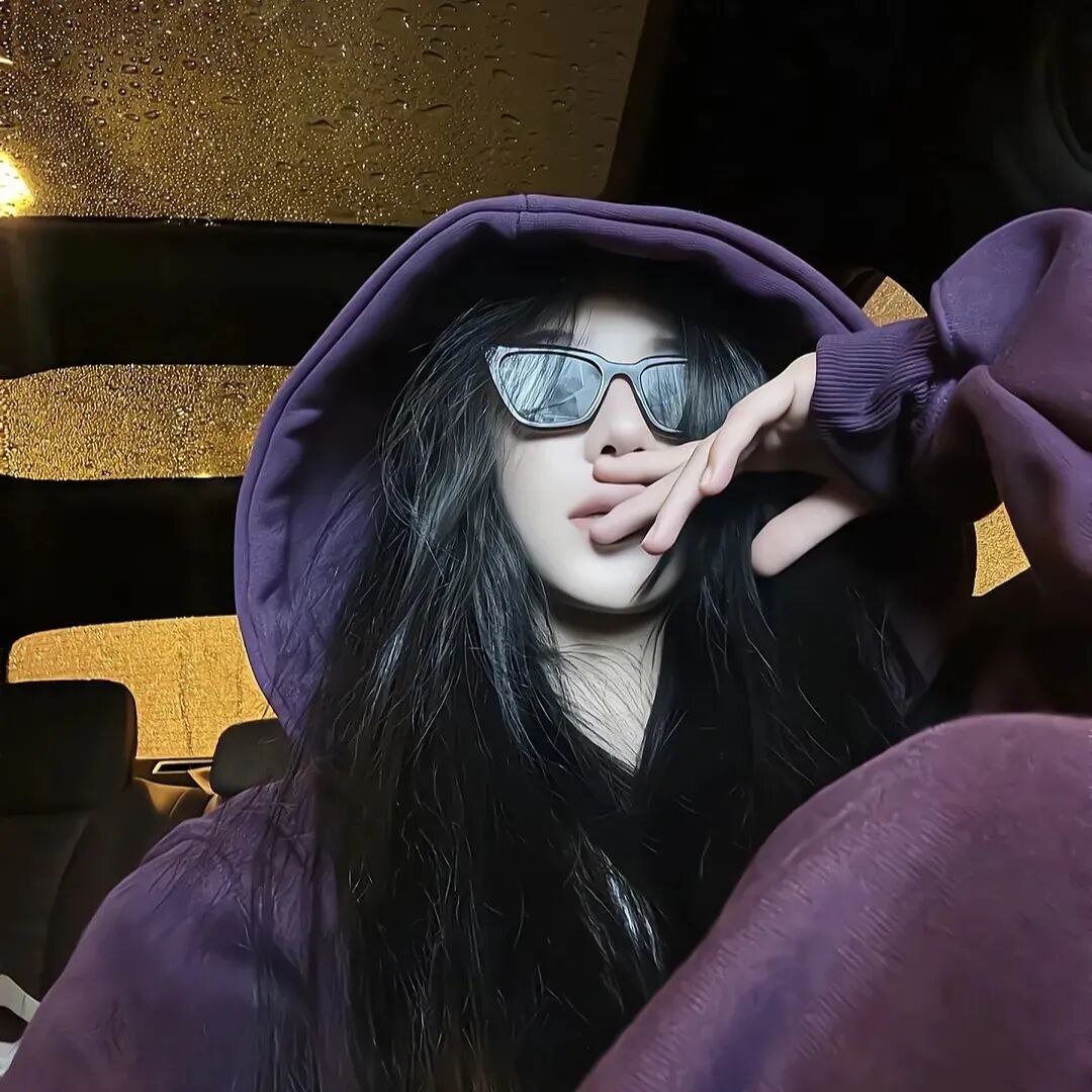 酷酷墨镜女生头像