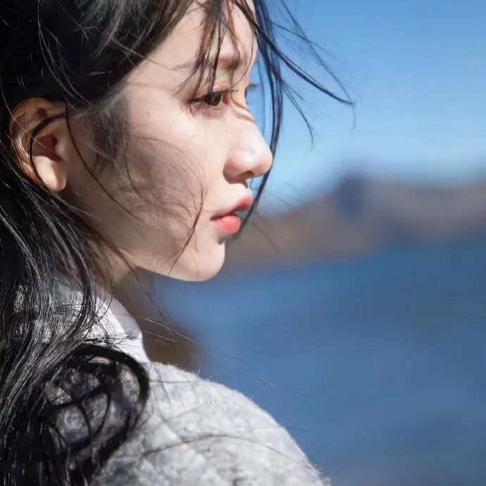 温柔侧脸女生头像