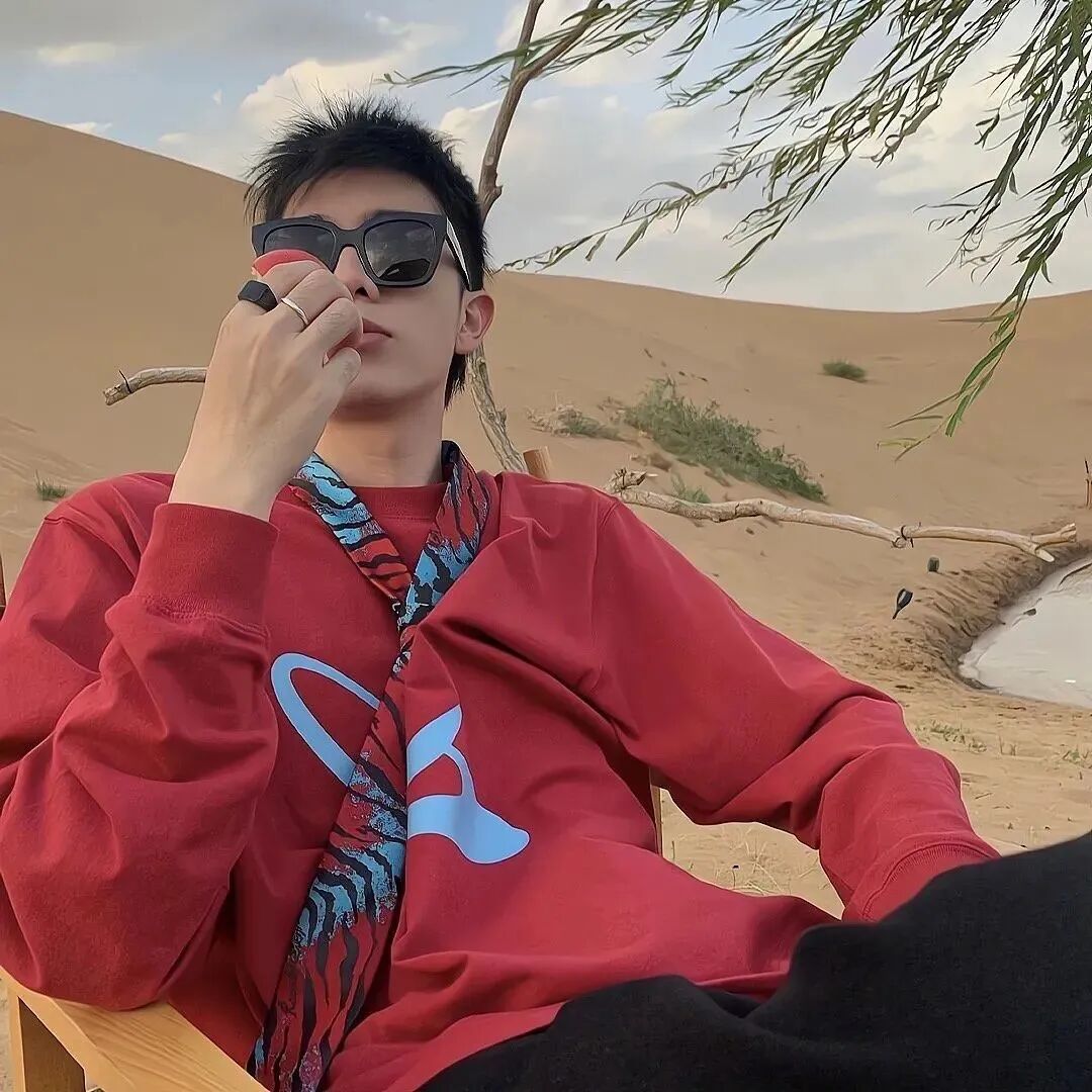 酷酷墨镜男生头像