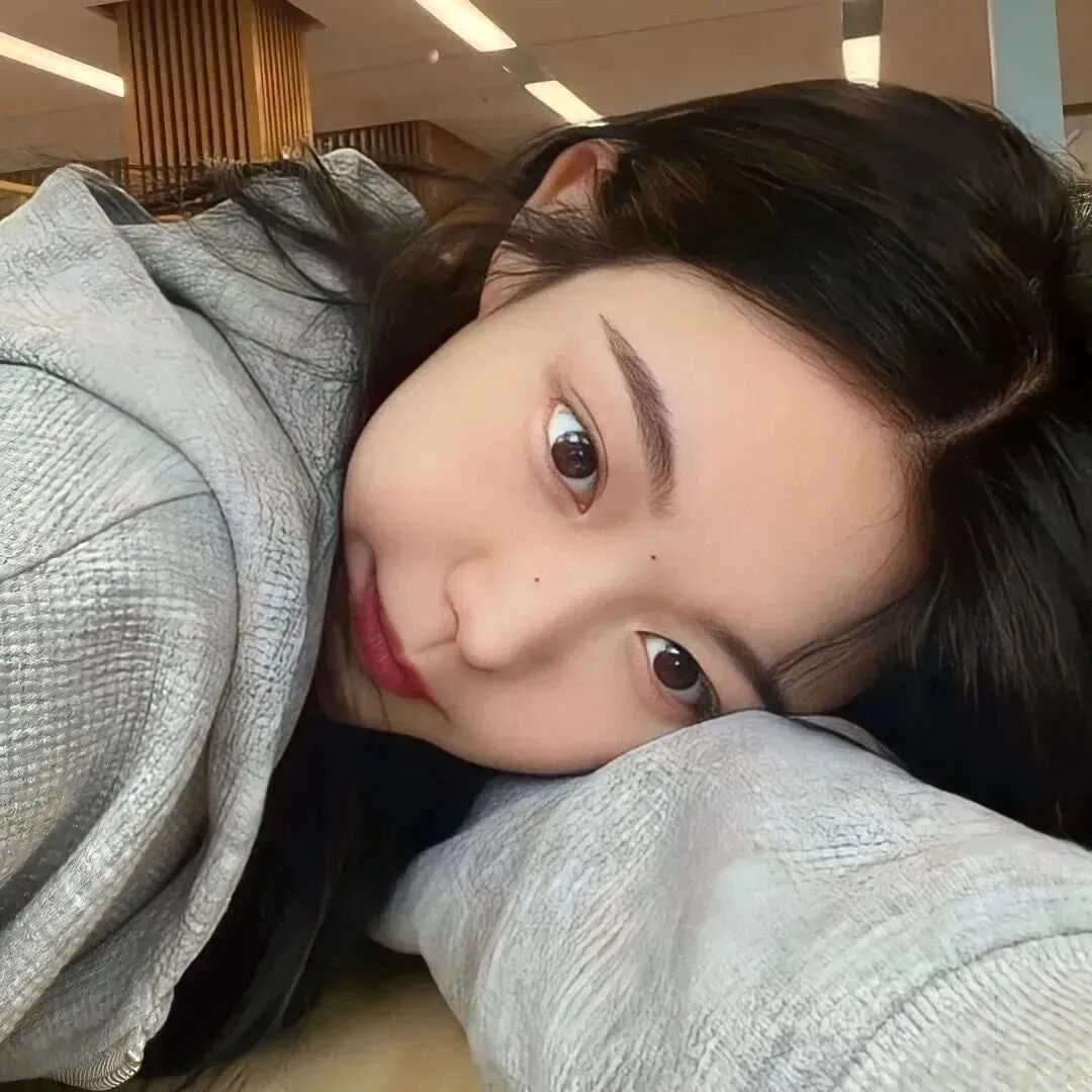 趴着女生头像