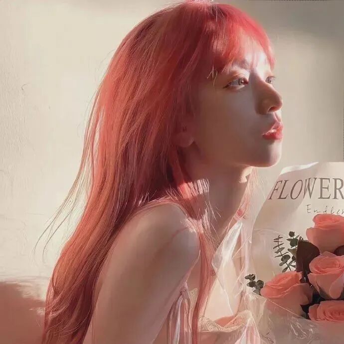 红发鲜花侧脸女生头像