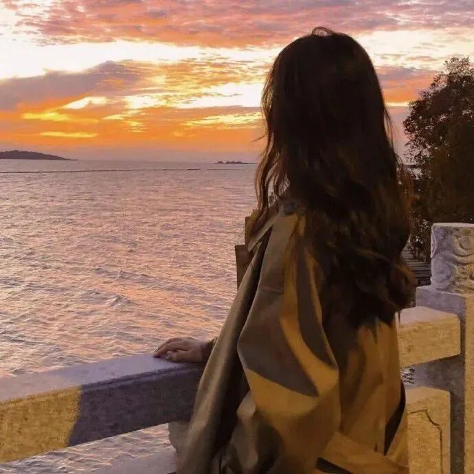 氛围感晚霞海边女生头像