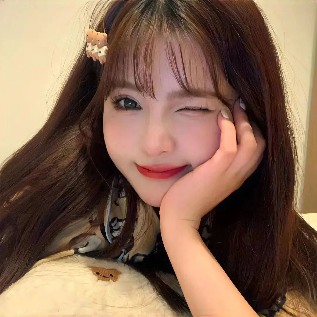 手扶脸甜美爱笑女生头像