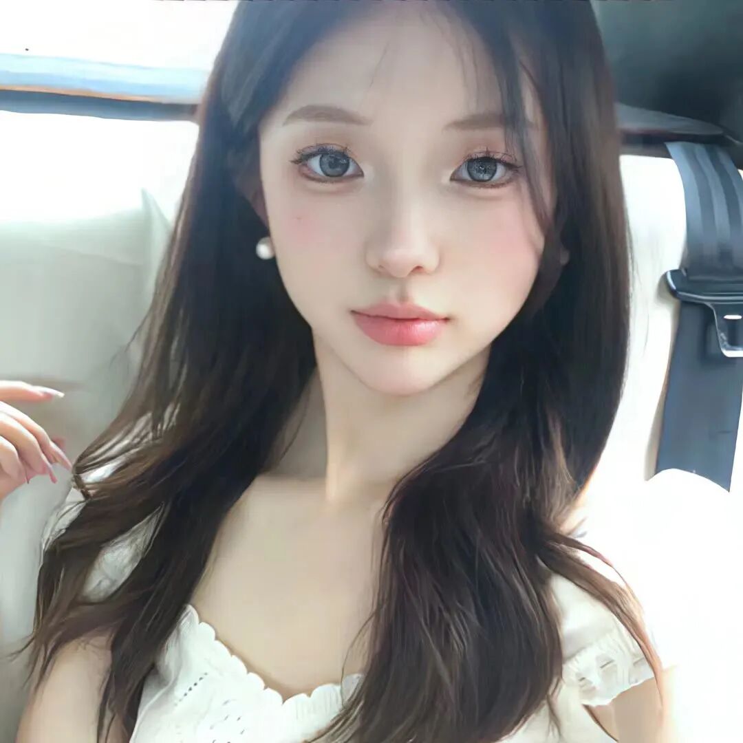 甜美车内女生头像