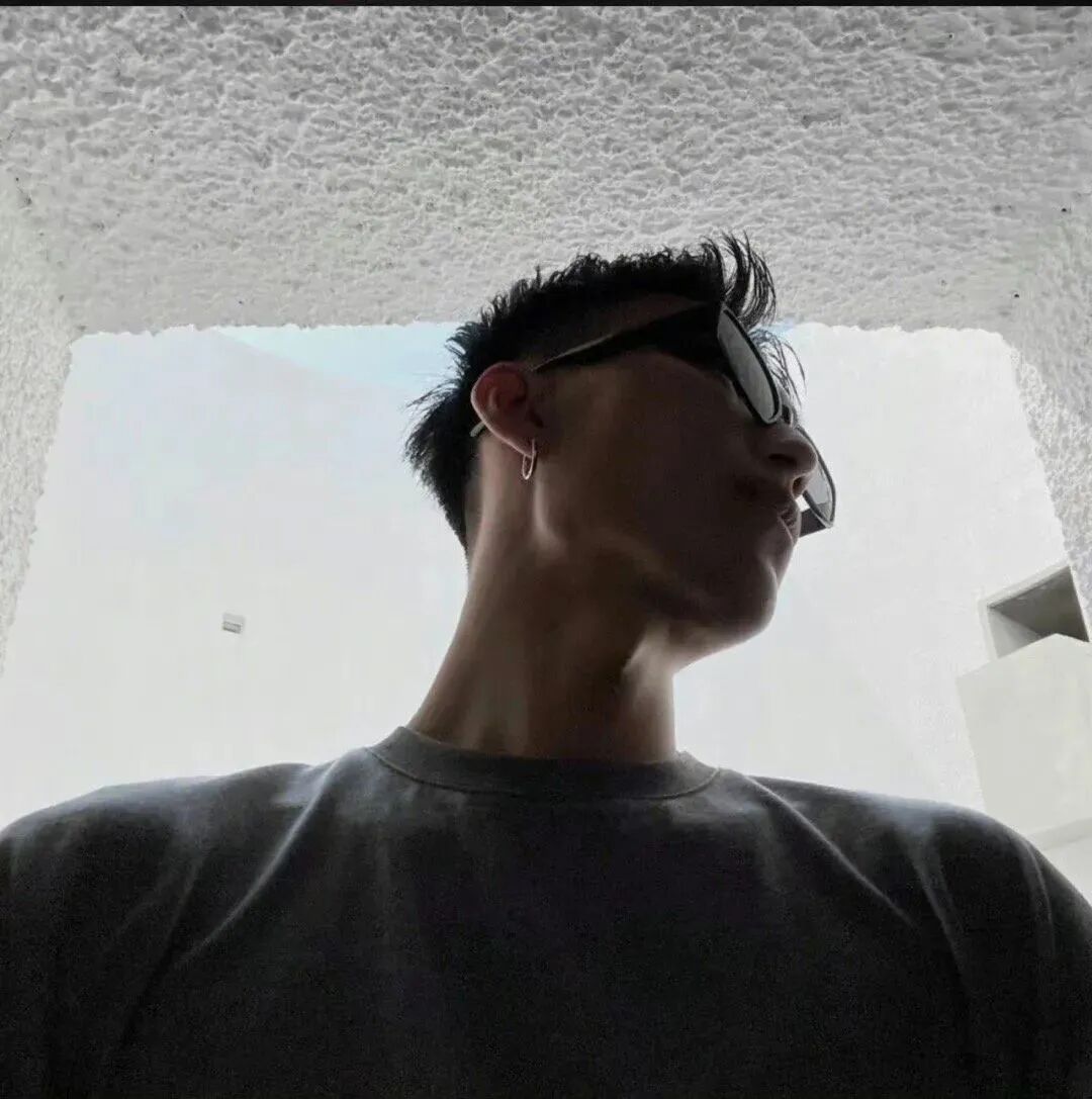 酷酷侧脸墨镜男生头像