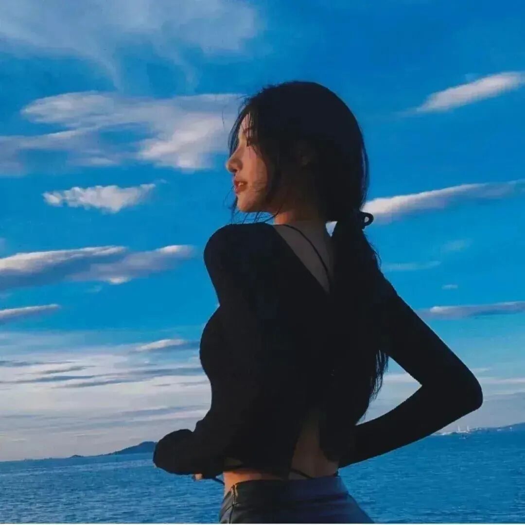 海边侧脸氛围感女生头像