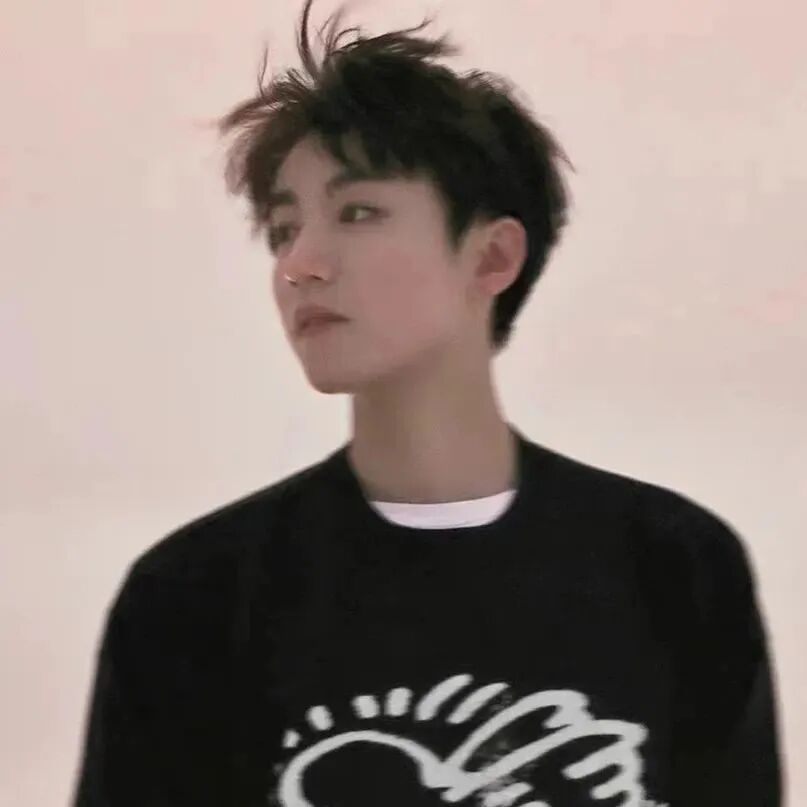 王俊凯头像侧脸男生头像