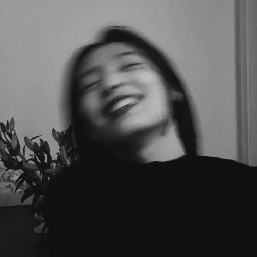 爱笑黑白女生头像