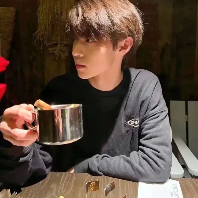 拿着杯子侧脸男生头像