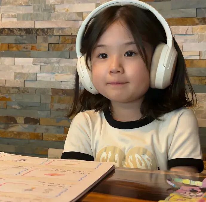 金雪戴耳机小女孩萌娃头像