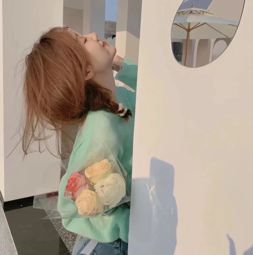 侧脸鲜花女生头像
