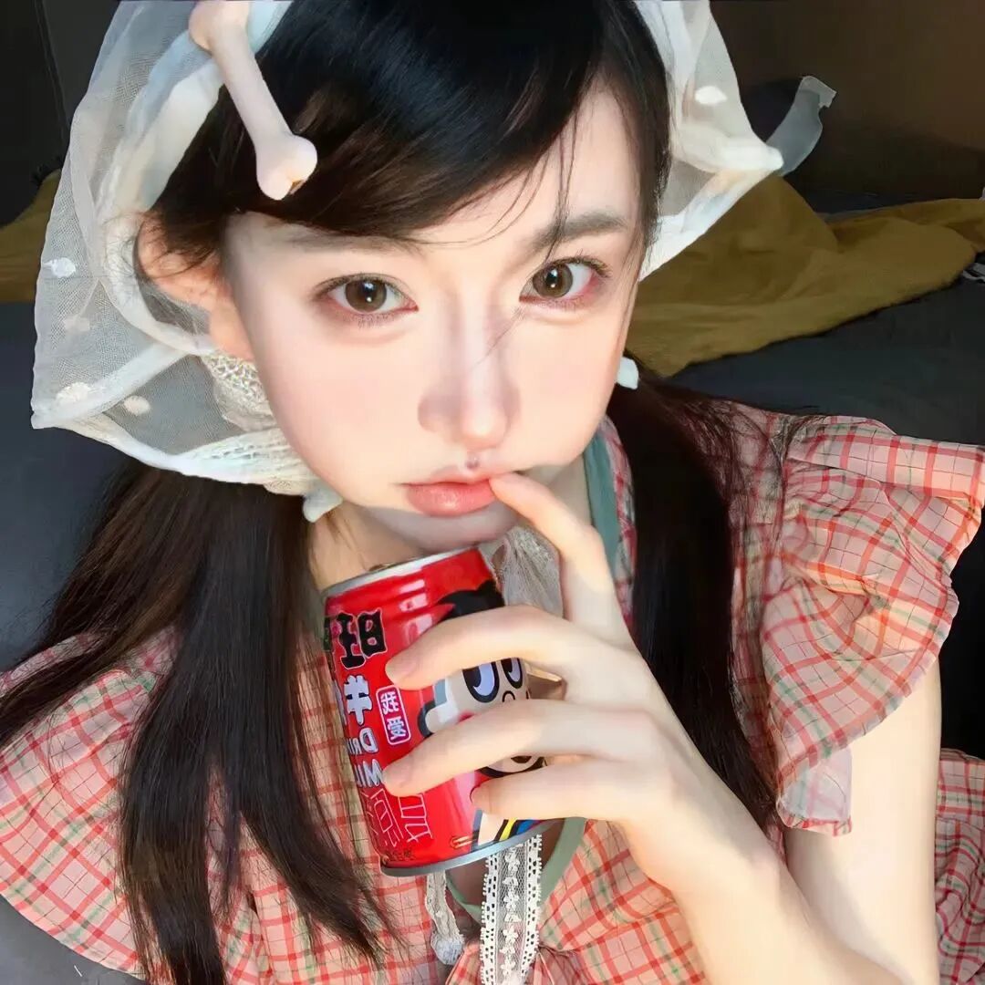 甜美喝饮料女生头像