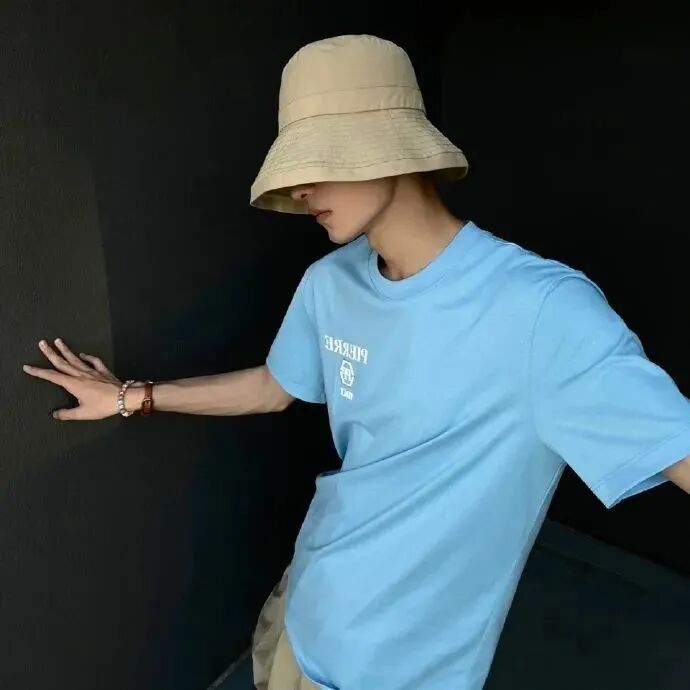 休闲帽侧脸男生头像