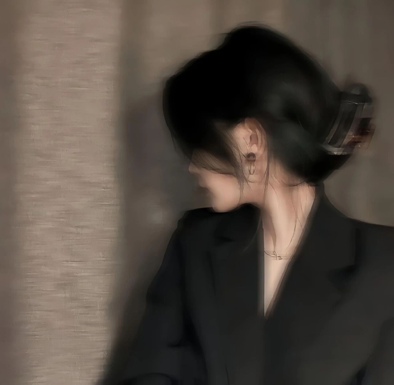 朦胧感侧脸女生头像