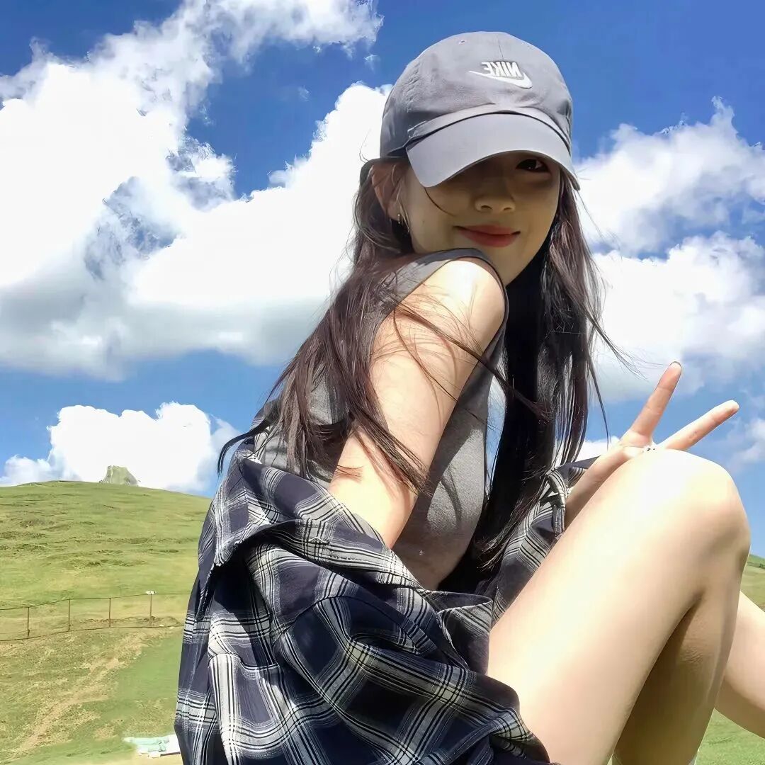 休闲帽剪刀手小清新女生头像