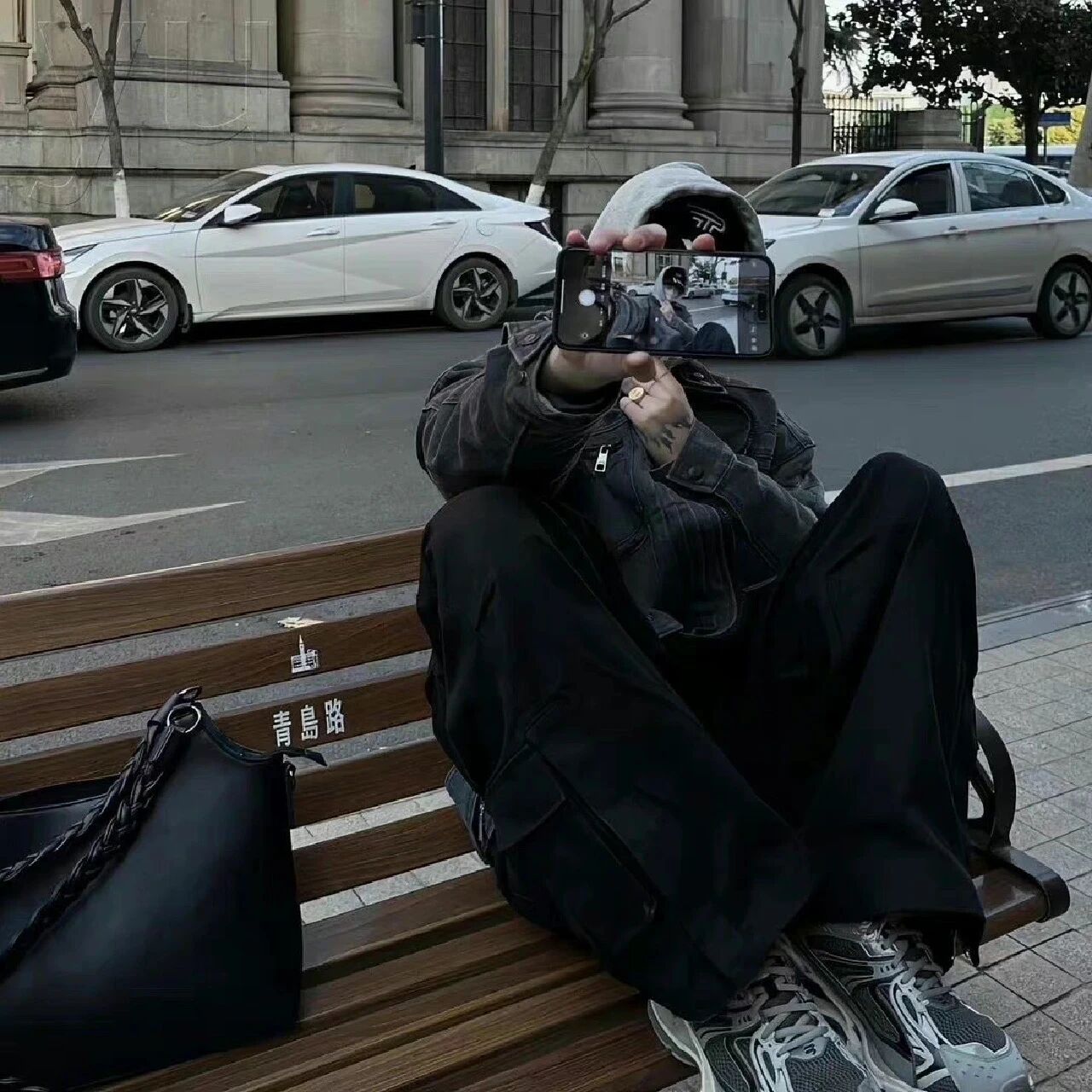 酷酷自拍手机不露脸男生头像