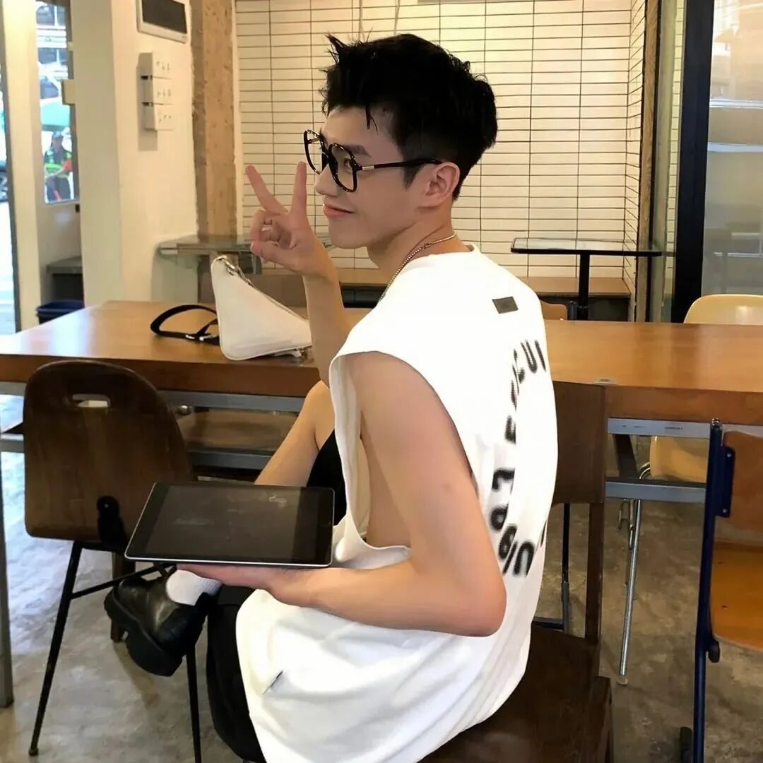 剪刀手阳光侧脸男生头像