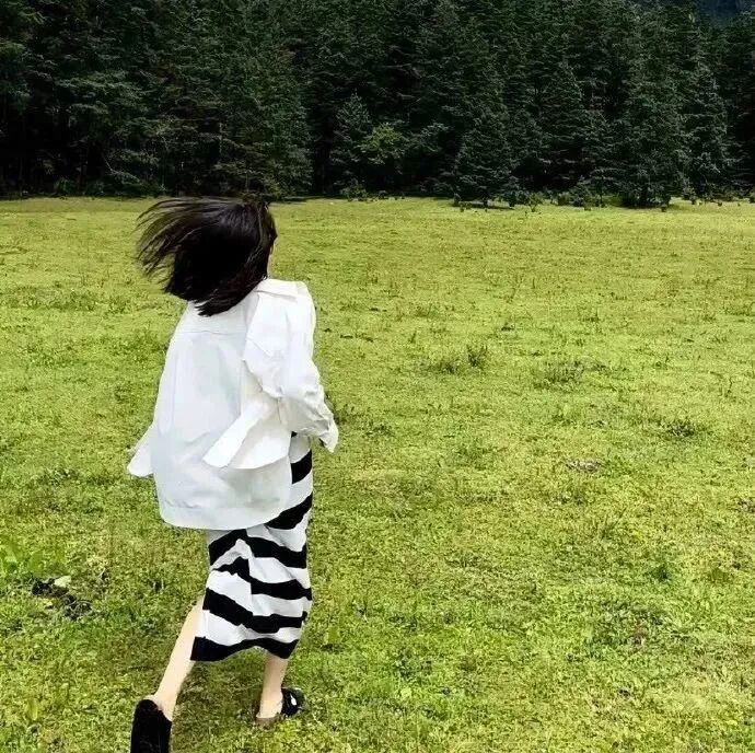 小清新奔跑不露脸女生头像