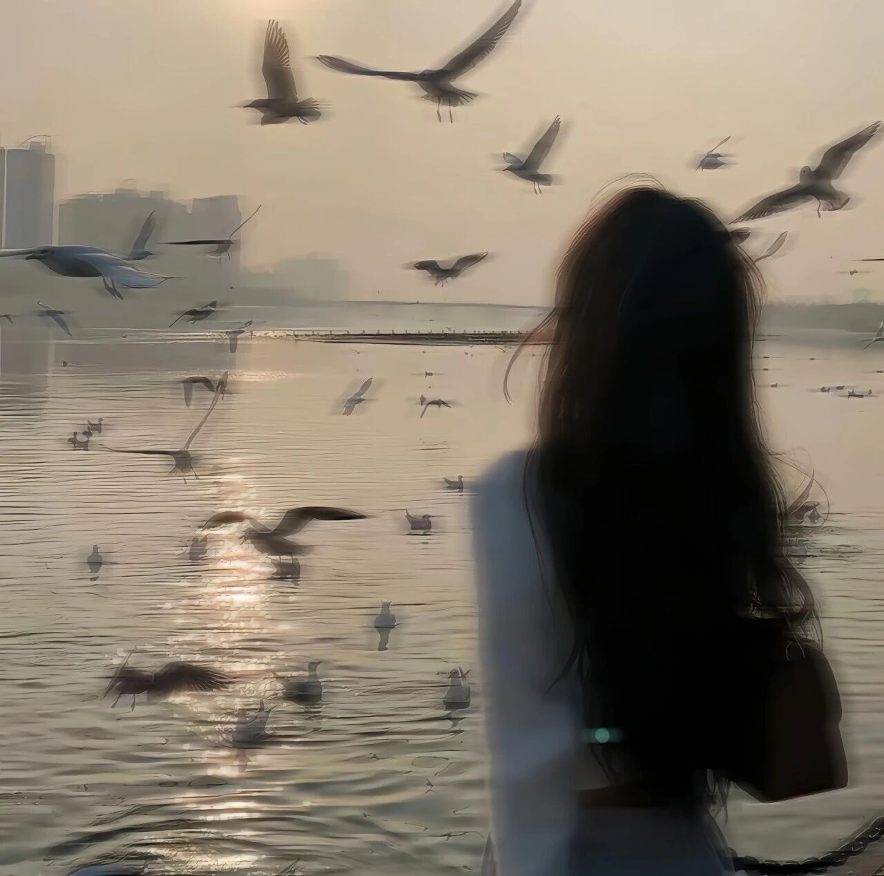 朦胧感海边不露脸女生头像