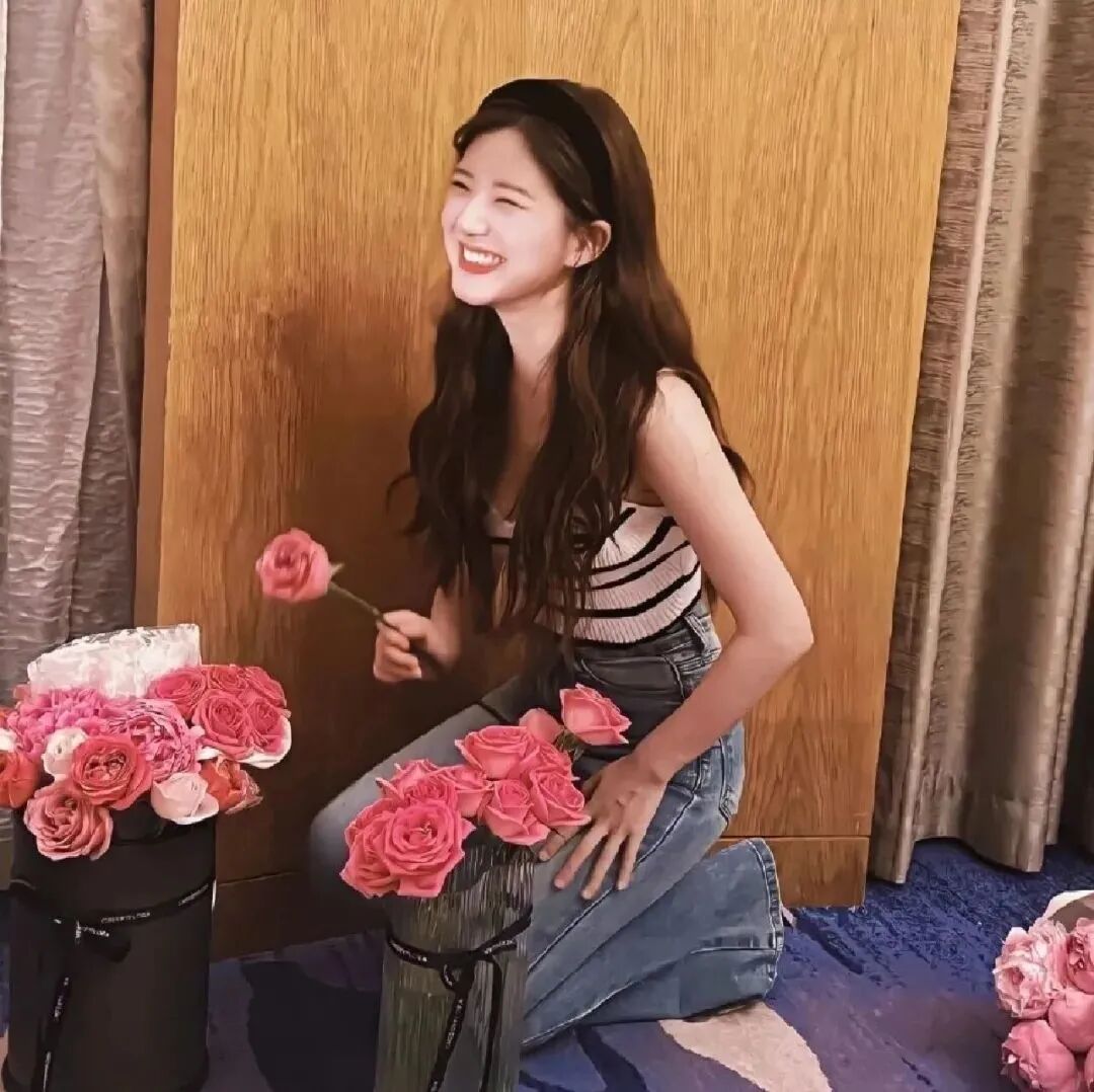 赵露思头像鲜花甜美爱笑女生头像