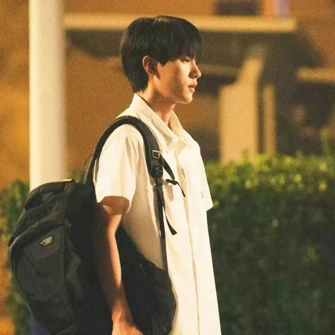 qltxzrxyfb背包学院风真人情侣头像