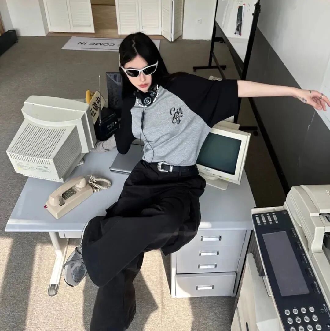 酷酷很飒墨镜女生头像