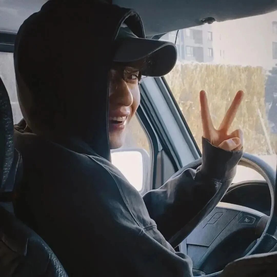 剪刀手爱笑车内男生头像