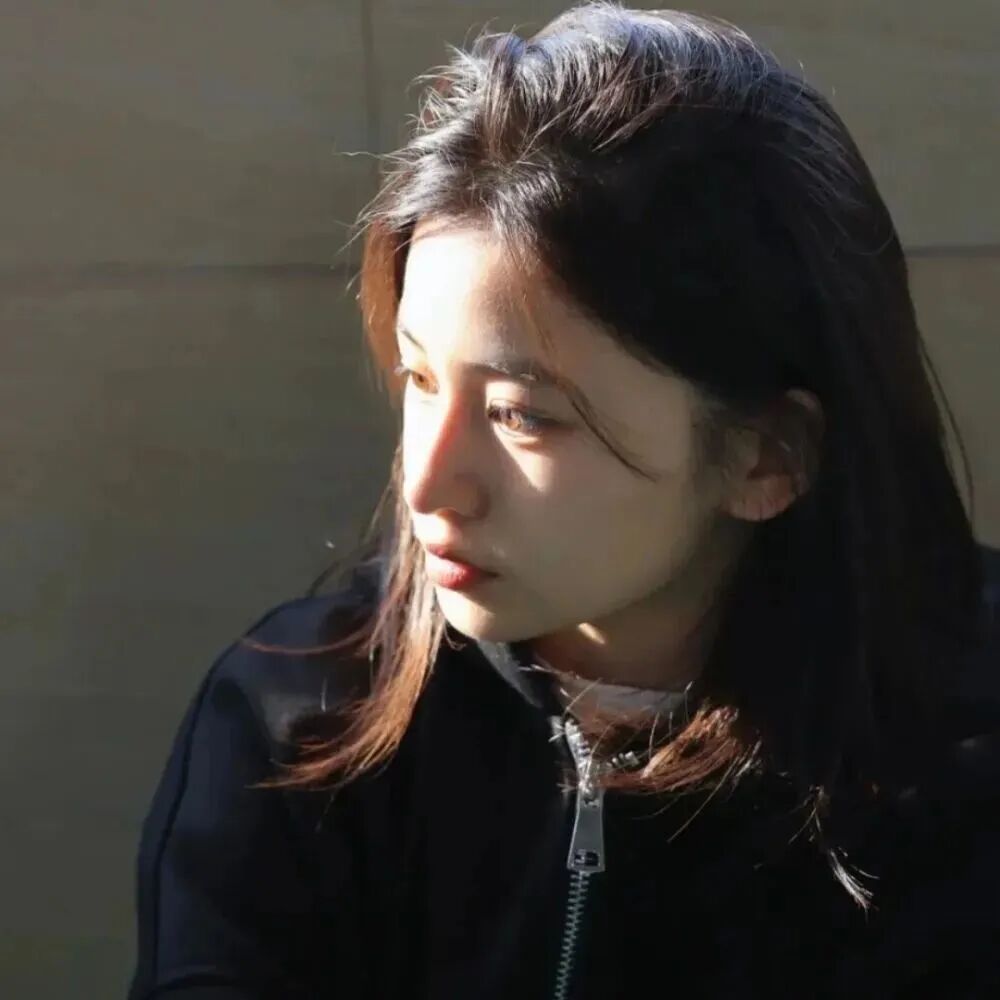 光感侧脸女生头像
