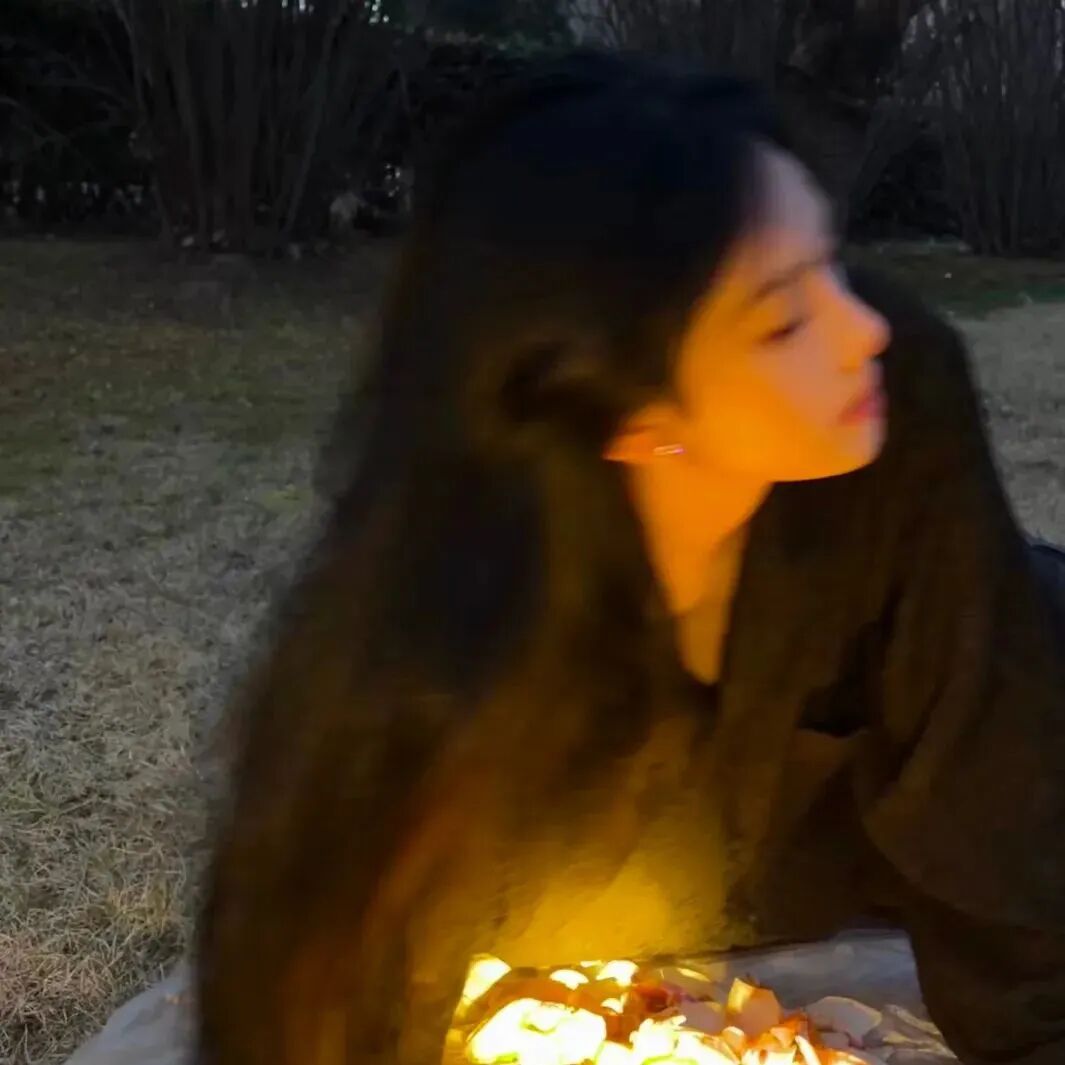 氛围感侧脸女生头像