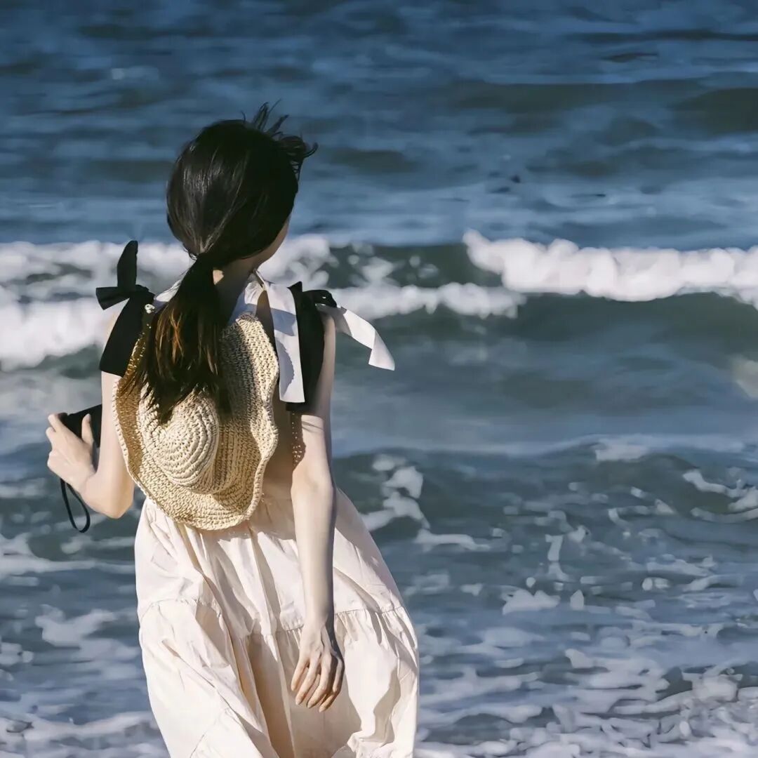 氛围感不露脸海边女生头像