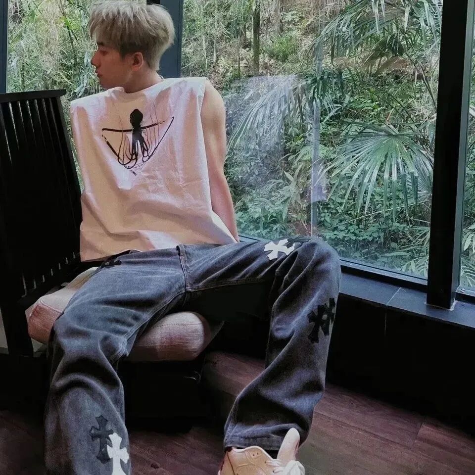 休闲酷酷侧脸男生头像
