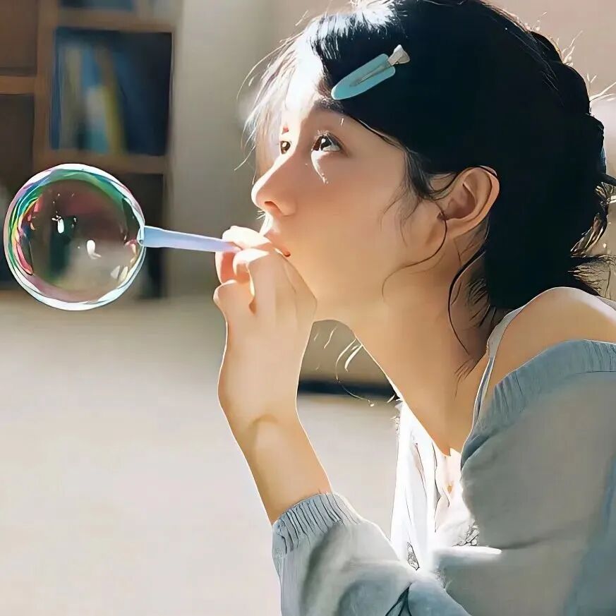 吹泡泡女生头像