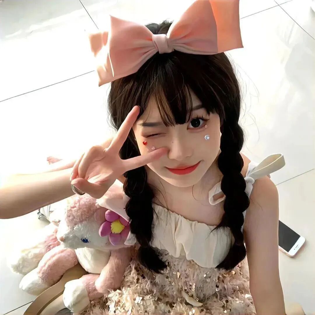 甜妹剪刀手女生头像