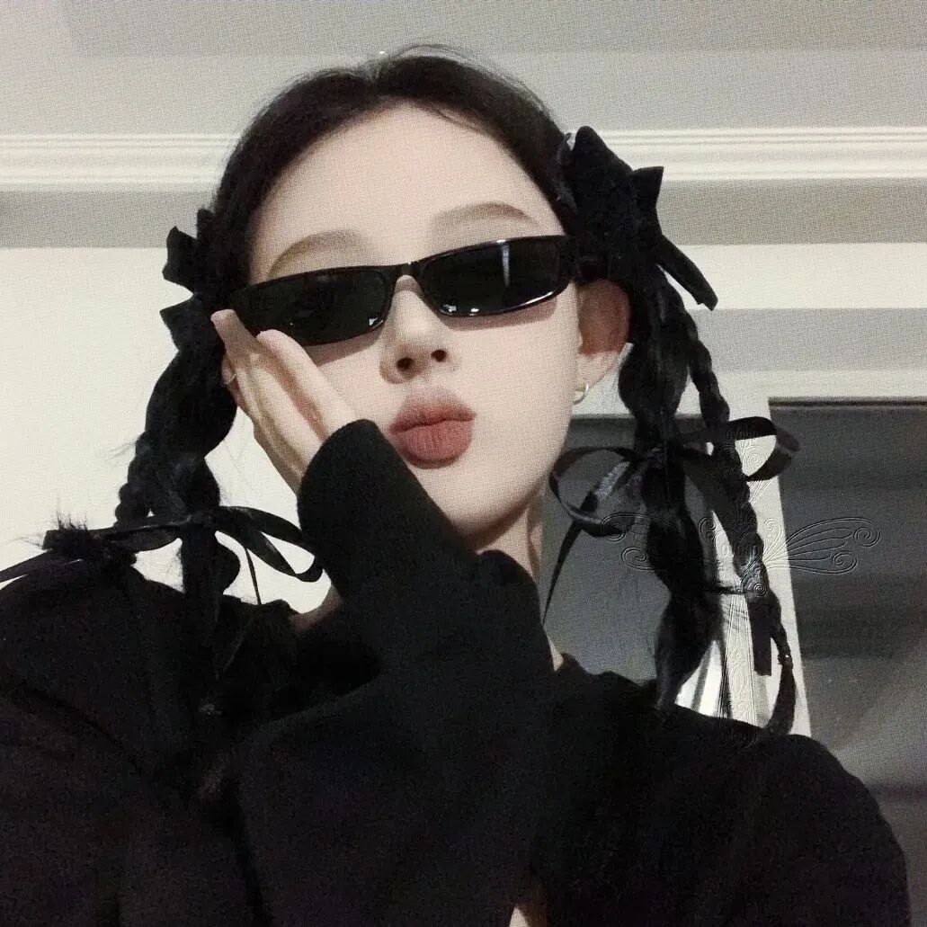 酷酷墨镜女生头像