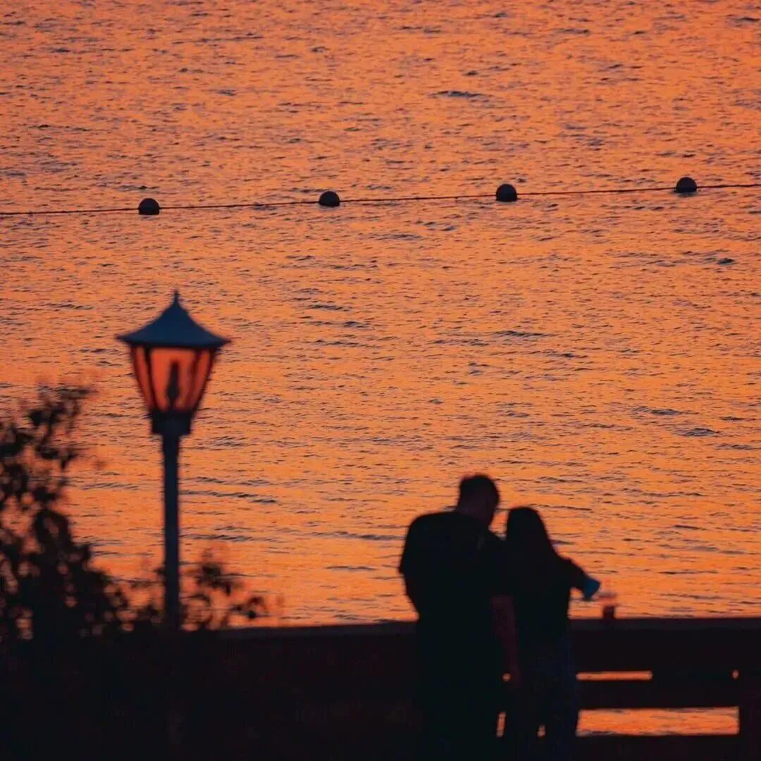 氛围感海边背影背景图