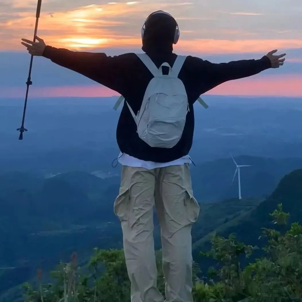 不露脸高山氛围感男生头像