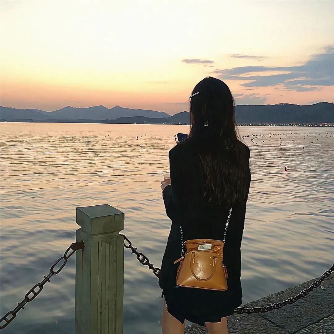 氛围感不露脸海边女生头像