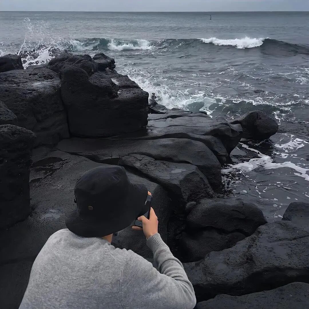 氛围感不露脸海边男生头像