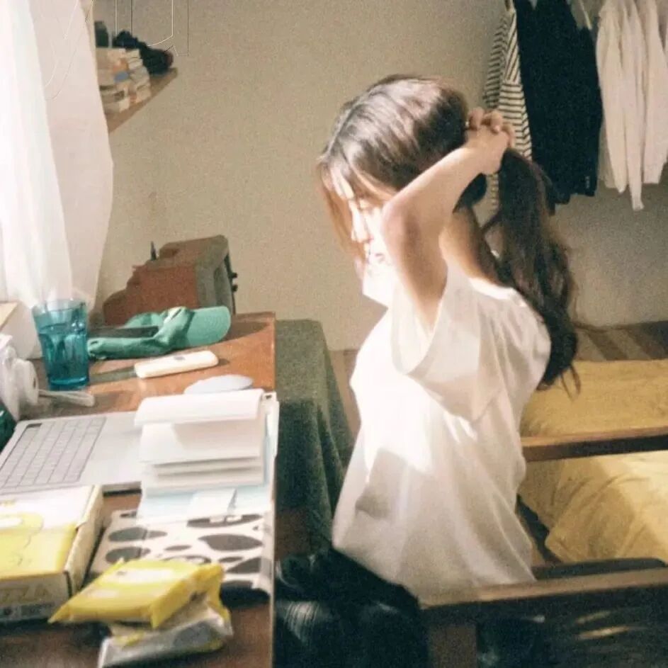 光感侧脸女生头像